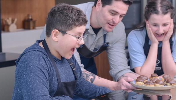 Crianças cozinhando com os pais