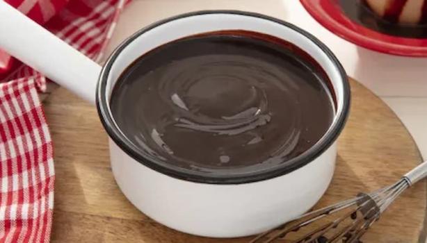 Cobertura de chocolate dentro de uma panela em cima de uma bancada