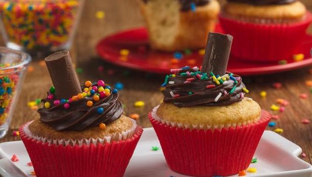 Cupcake Baton enfeitado em cima da mesa
