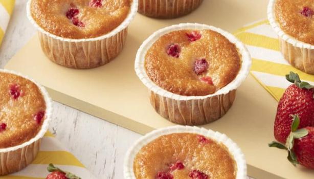 Cupcake Prático de Iogurte com Morango em cima de uma mesa 