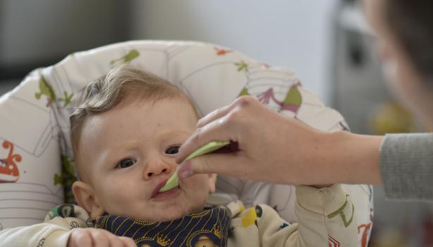Mãe alimentando o seu bebê