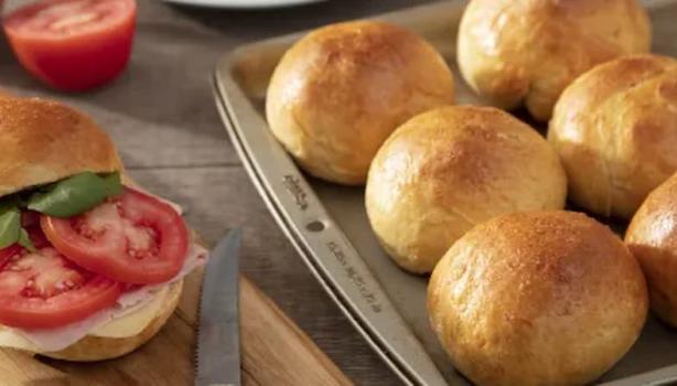 Pão de Batata Doce em uma bandeja em cima de uma mesa