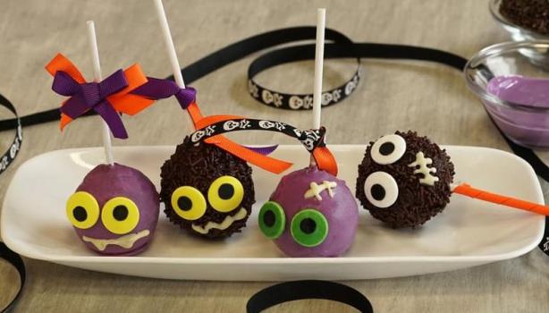 Popcakes Monstro enfeitados na mesa
