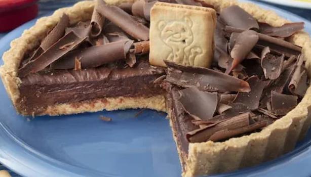 Torta Passatempo Cremosa no prato em cima de uma mesa