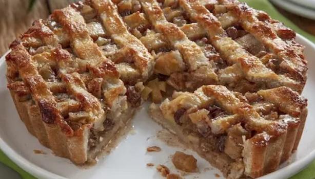 Torta de Maçã em cima de um prato em uma mesa