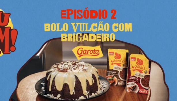 Montagem com um fundo azul, a foto da receita de bolo de chocolate no centro, o nome do programa e os logos das marcas