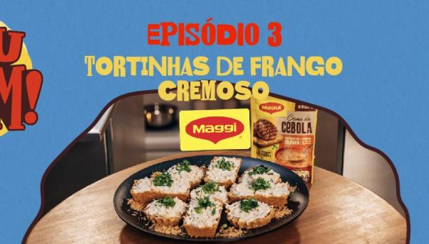 Montagem com um fundo azul, a foto da receita de tortinhas de frango no centro, o nome do programa e os logos das marcas