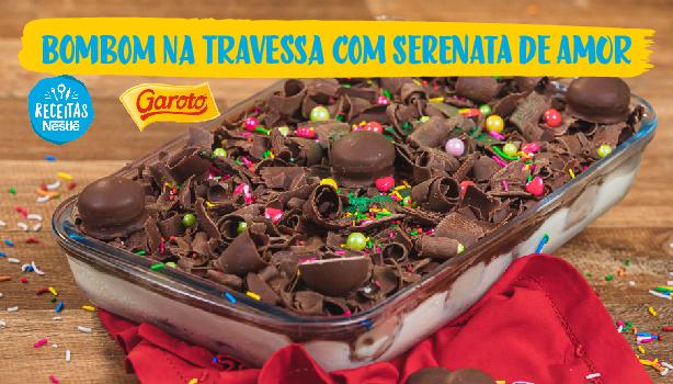 Vai Bem Com Que ? Bombom na Travessa com Serenata de Amor Montagem com um fundo marrom, a foto da receita de bombom na travessa no centro, o nome do programa e os logos das marcas