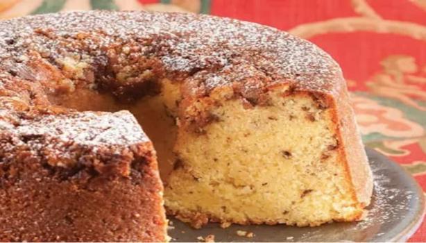 Bolo de Laranja com Chocolate em cima de um prato sobre uma mesa