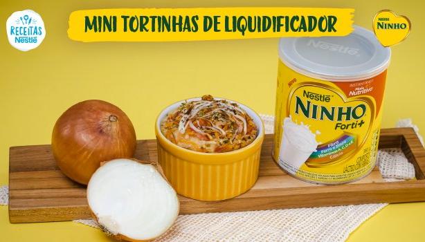 Fotografia de um pote com tortinha e o logo de Receitas Nestlé e Ninho.