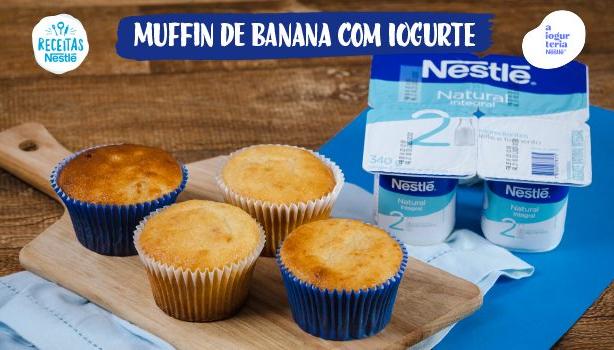Fotografia de um pote com o muffin e o logo de Receitas Nestlé e Iogurtes.