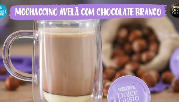 Fotografia de xícara com café e o logo de Receitas Nestlé e Dolce Gusto.