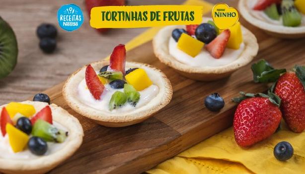 Fotografia de tortinhas de frutas e o logo de Receitas Nestlé e Ninho.