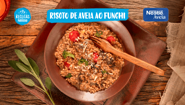 Fotografia do risoto de aveia ao funghi e logo de Receitas Nestlé e Mucilon.