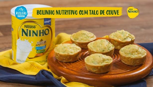 Fotografia com bolinho de couve e logo de Receitas Nestlé e Ninho.
