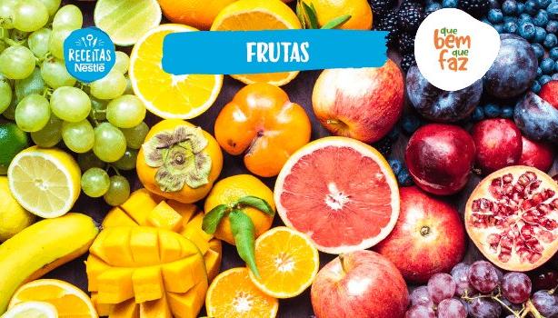 Fotografia com várias frutas e o logo de Receitas Nestlé e Que Bem Que Faz.
