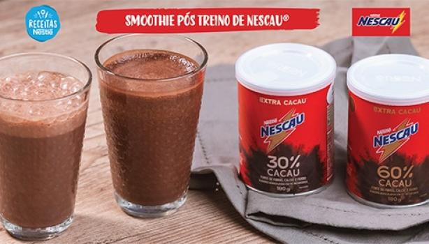 Fotografia Smoothie Nescau, duas embalagens de Nescau Extra Cacau e o logo de Nescau e Receitas Nestlé