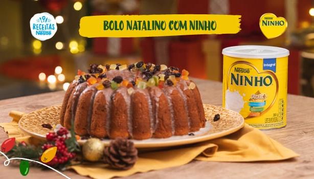 Fotografia de um bolo natalino e logo de Receitas Nestlé e Ninho.