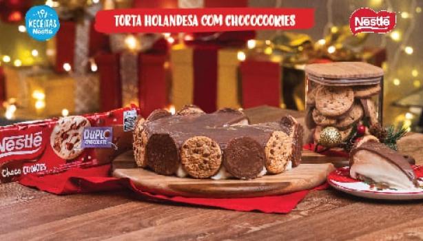 Observa-se uma torta holandesa com chococookies em volta e, ao lado direito, um pedaço da torta.