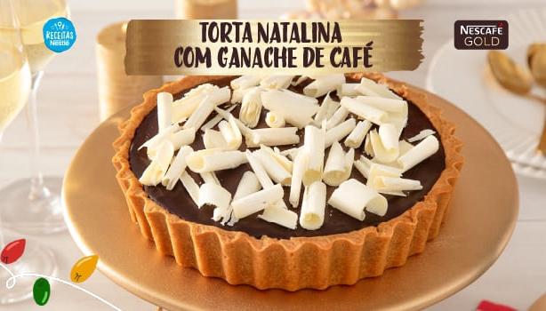 Fotografia de uma torta natalina e logo de Receitas Nestlé e Nescafé.