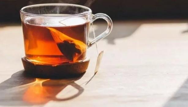 Chá para desinchar os pés: 4 alternativas naturais