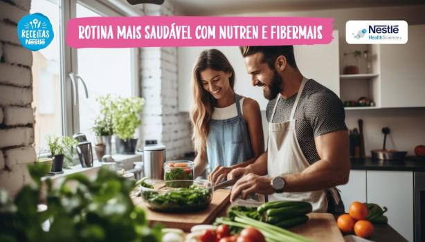 Fotografia de um homem e uma mulher cozinhando alguns vegetais na cozinha de casa.