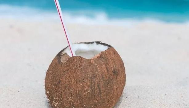 6 benefícios da água de coco para a saúde