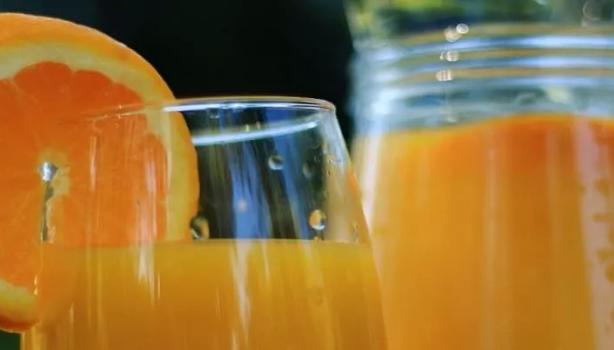 8 benefícios deliciosos do suco de laranja