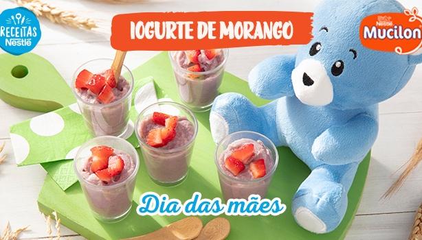 Fotografia de um iogurte de morango e logo de Receitas Nestlé e Mucilon.