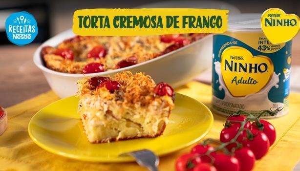 Fotografia de uma torta de frango e logo de Receitas Nestlé e Molico.