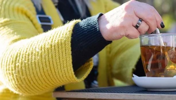 Chá de artemísia: conheça os benefícios e como preparar
