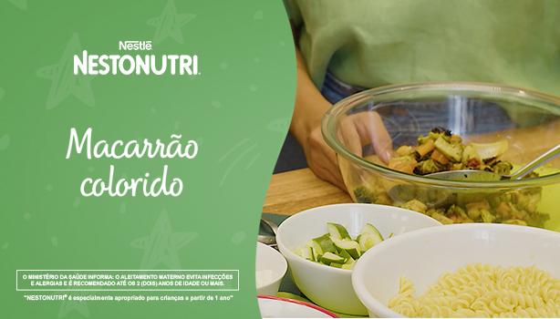 Fotografia de macarrão com vegetais em tons de verde e ao lado o nome da receita e descritivos legais.