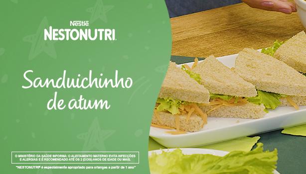 Fotografia de sanduiches de atum em tons de verde e ao lado o nome da receita e descritivos legais.