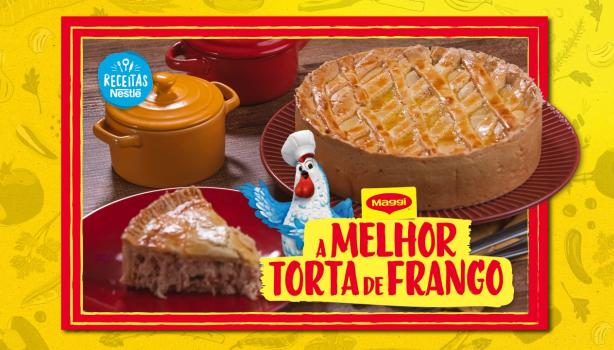 Fotografia mostra uma torta inteira de frango e uma galinha azul com chapéu de cozinheiro.