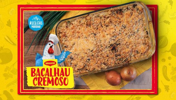 Receita da Bacalhau Cremoso de Páscoa - Sua História com Maggi Fotografia mostra um bacalhau gratinado e uma galinha azul com chapéu de cozinheiro.