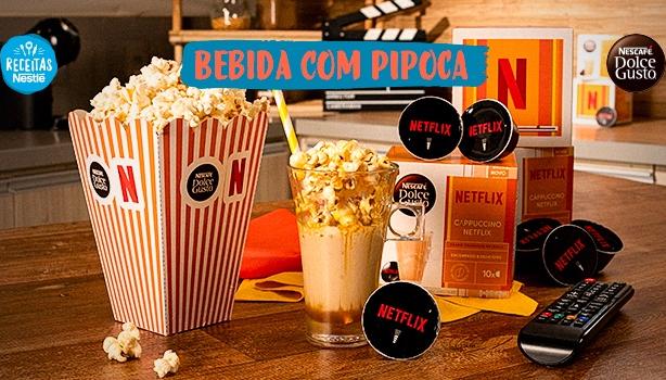 Fotografia de uma bebida com pipoca e ao lado o nome da receita e logos de marca.