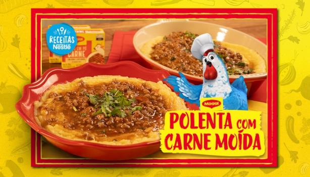 Receita de Polenta de Carne - Sua História com Maggi Fotografia mostra uma polenta e uma galinha azul com chapéu de cozinheiro.