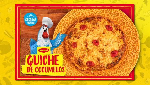 Receita de Quiche de Cogumelos - Sua História com Maggi Fotografia mostra uma quiche gratinado e uma galinha azul com chapéu de cozinheiro.