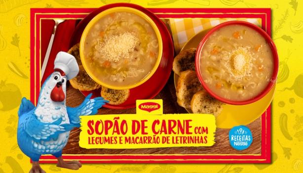 Receita de Sopão de Carne com Legumes e Letrinhas - Sua História com Maggi Fotografia mostra dois bowls com sopa e uma galinha azul com chapéu de cozinheiro.