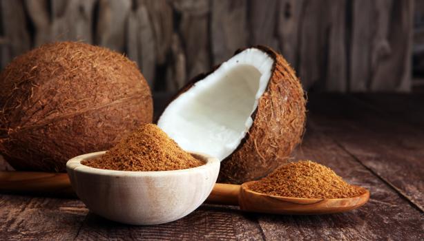 Açúcar de coco é saudável? Entenda os benefícios e dicas de consumo 