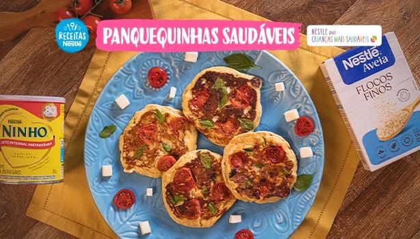 Fotografia de panquecas e ao lado o nome da receita e logos de marca.