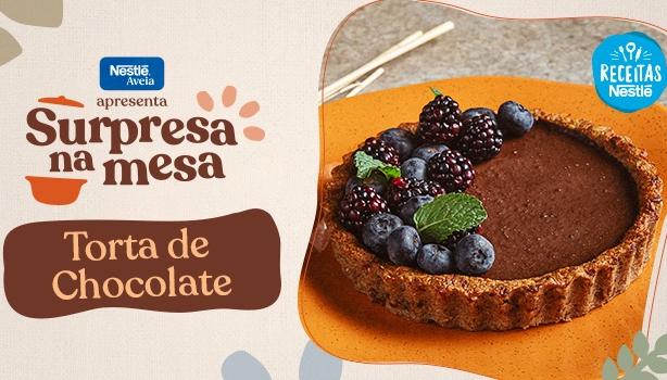 Imagem em tons claros com o título do programa TORTA DE CHOCOLATE com foto da receita e elementos de cozinha