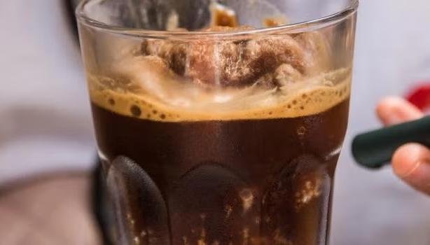 Consumo excessivo de cafeína: perigos de tomar café demais
