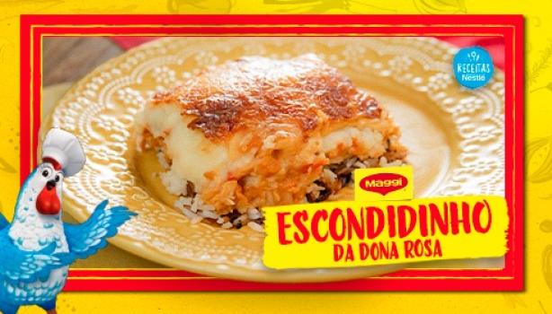 Fotografia mostra um prato amarelo servindo um escondidinho gratinado.