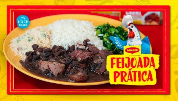 Fotografia mostra um prato de feijoada com título e ilustração de uma galinha azul de maggi