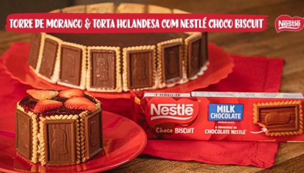 Fotografia mostra duas sobremesas decoradas com biscoito de chocolate sobre uma mesa.