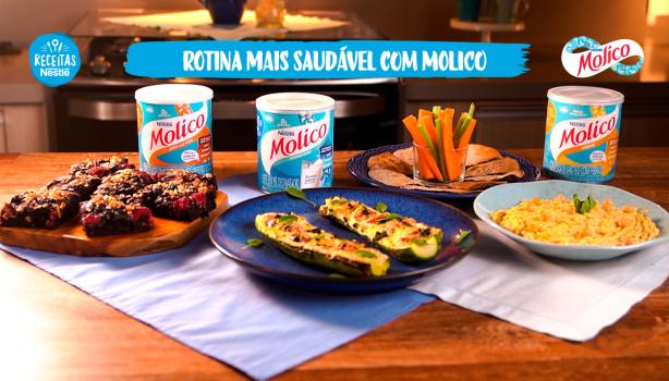 Fotografia de de três receitas, abobrinha recheada, hommus e brownie de frutas vermelhas juntas com os produtos da Linha Moli