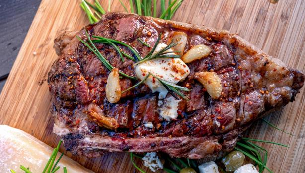 Como descongelar carne rápido para um churrasco express