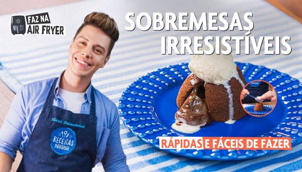 Fotografia mostra um petit gateau no fundo e um rapaz ao lado