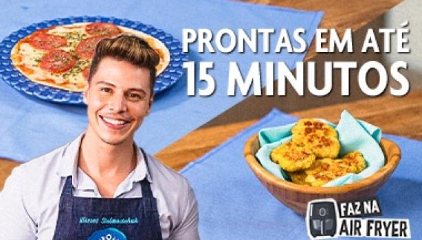 Fotografia mostra uma pizza e coxinha ao fundo e um rapaz sorrindo.
